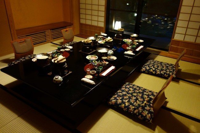 Transform the way you Dine Using Japanese-Style Dining Table .
