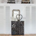 Small black chest of drawers between … – Buy image – 12355426 .