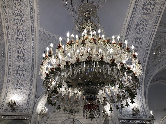 Beautiful chandelier and intricate plasterwork - Picture of .