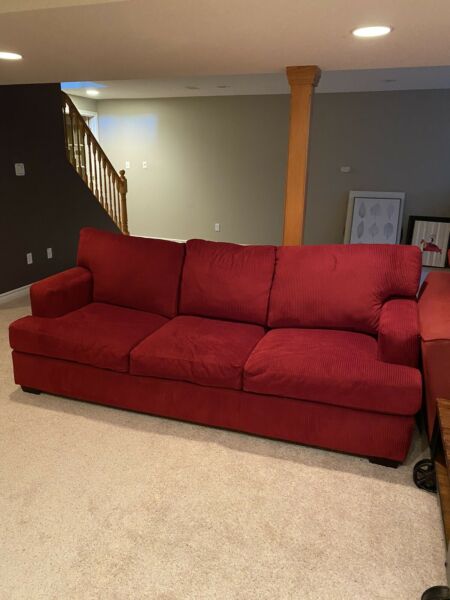 Red couch | Couches & Futons | Kitchener / Waterloo | Kiji