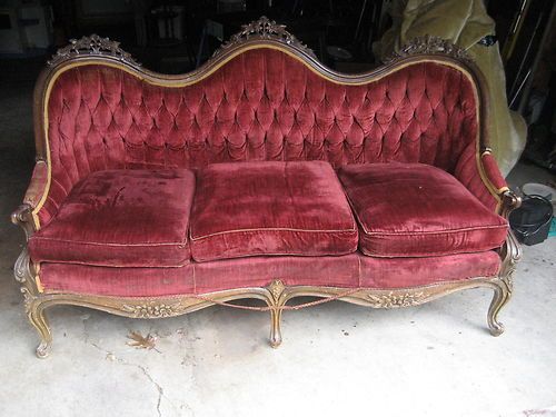 VINTAGE ANTIQUE RED VELVET VICTORIAN COUCH CHAISE SOFA FURNITURE .