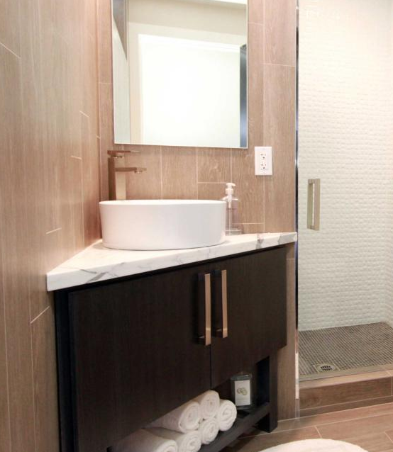 Cornering Style: The Benefits of a Corner Bathroom Vanity with Sink