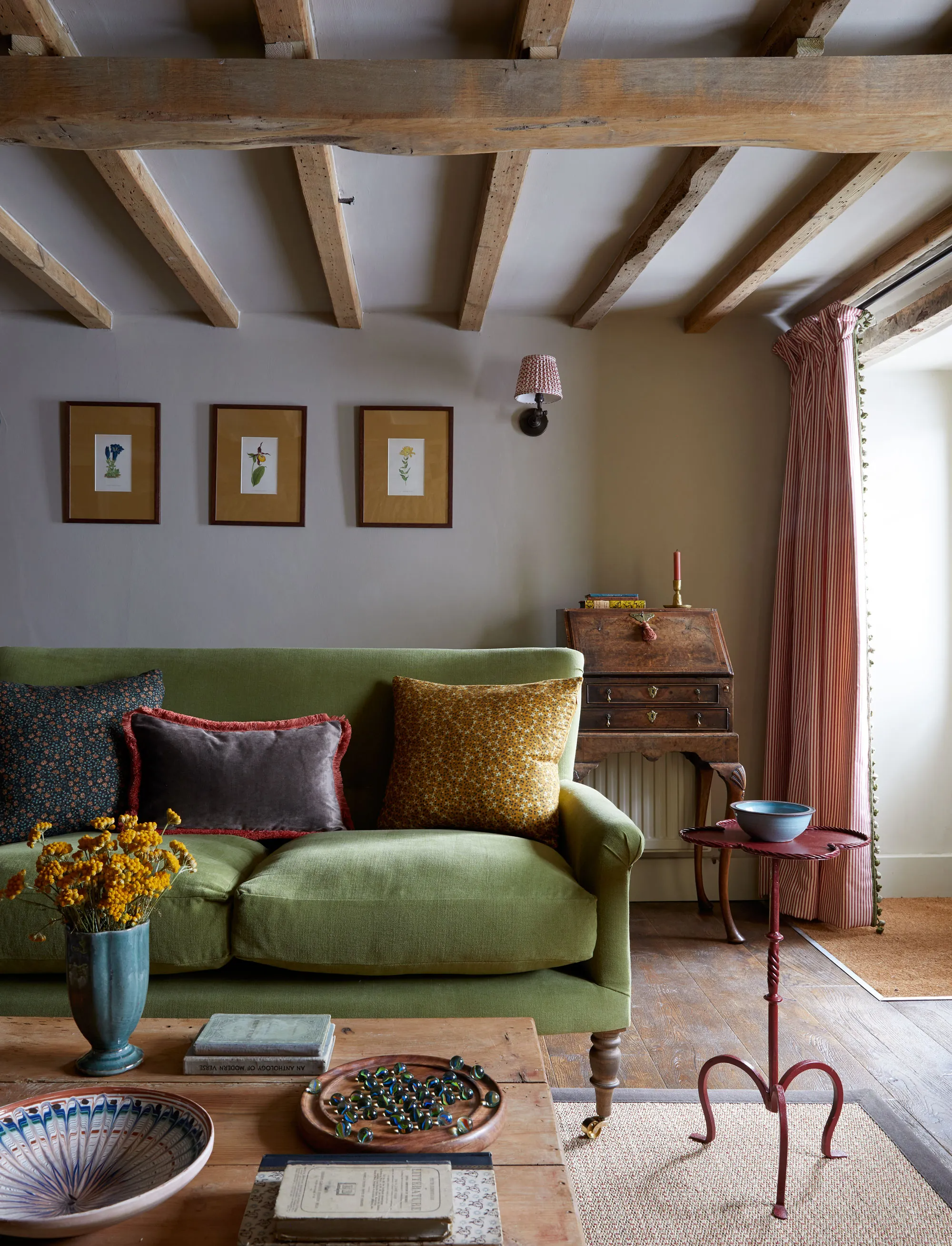 Cozy Up Your Home With Country Style Sofas: The Perfect Blend of Comfort and Charm