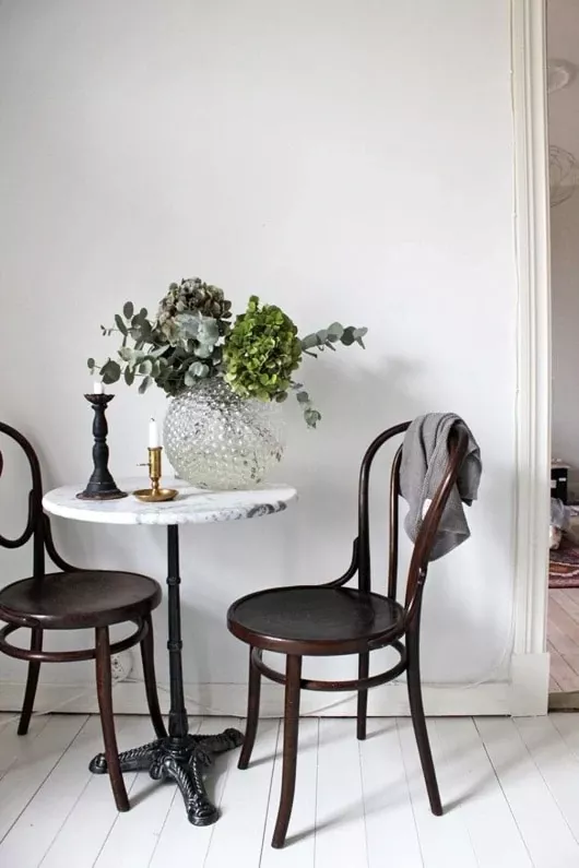 Creating an Elegant Dining Experience with Modern French Bistro Tables and Chairs
