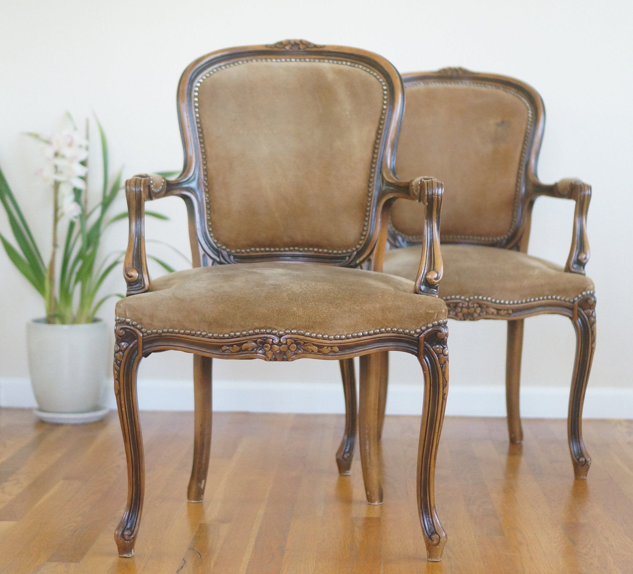 Elegance and Timeless Beauty: Exploring French Vintage Dining Chairs