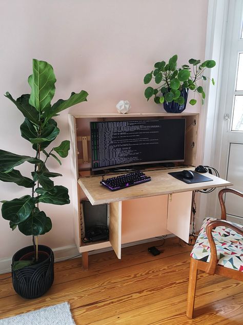 Space-Saving Solutions: The Best Computer Desks for Small Spaces