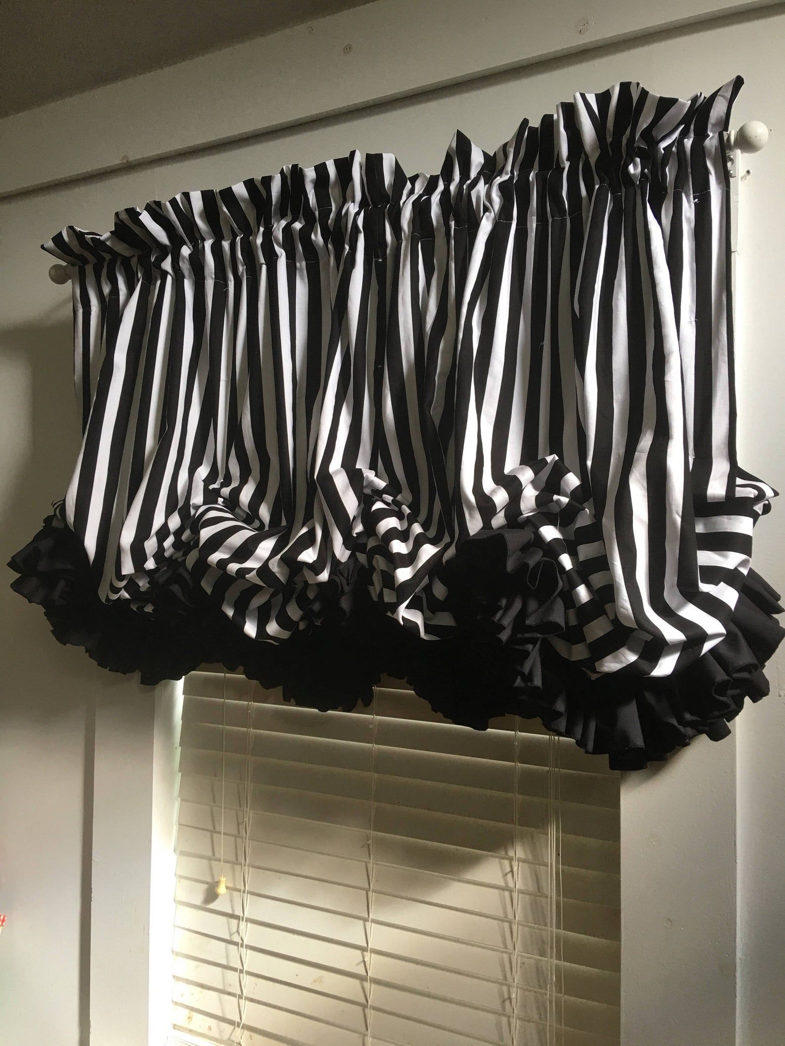 Timeless Elegance: Black and White Kitchen Curtains for a Classic Look