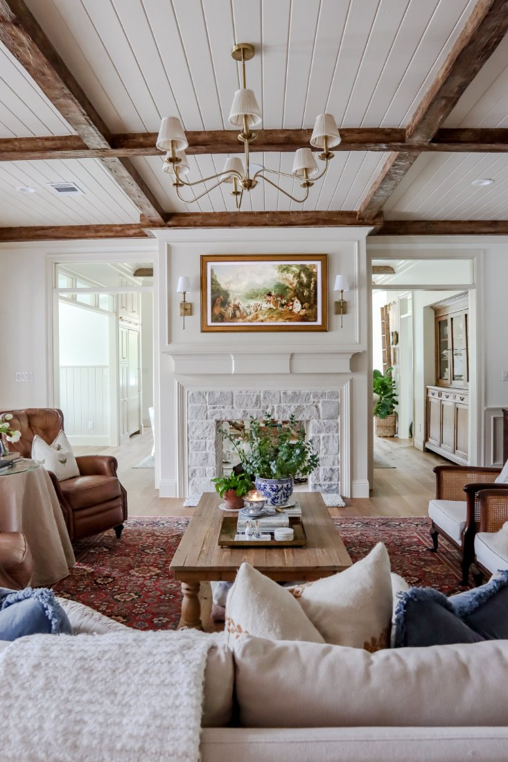 Timeless Elegance: Traditional Family Room Decorating Ideas for a Cozy and Classic Space
