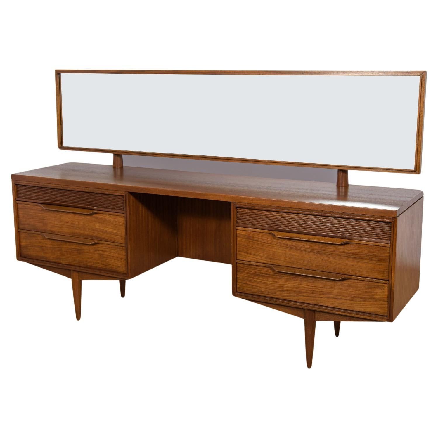 Modern Dressing Table With Mirror And Drawers